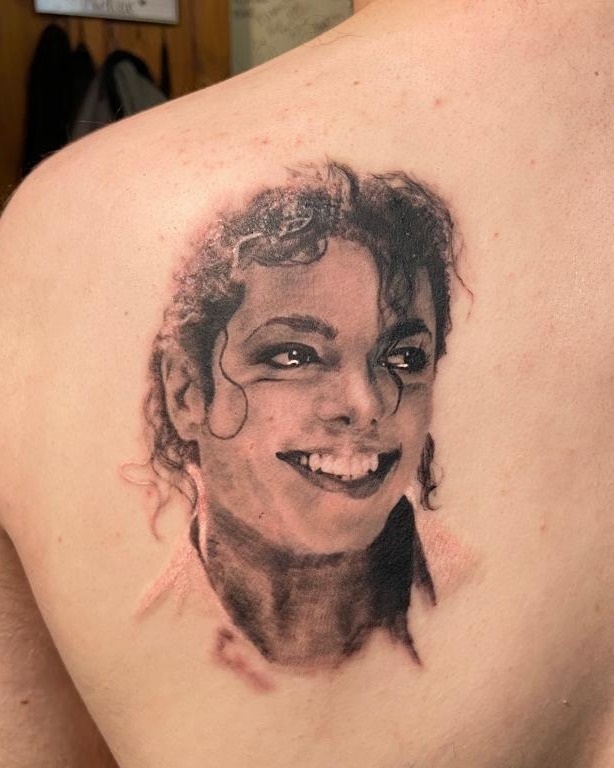 Portrait of Michael Jackson done by Niki 

#fbitattoolondon #ink #tat #letsgetinked #arttattoo #blackandgrey #realism #portrait #michaeljackson #tattooartist