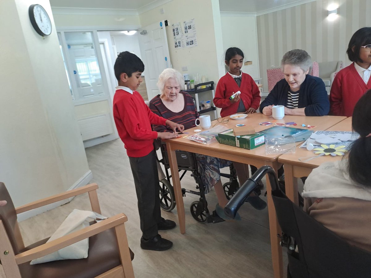 Silverline_Care's tweet photo. Chestnut lodge having therapeutic arts &amp; crafts sessions and a visit from Bakerend academy who helped create beautiful felt flowers 🌺 https://t.co/eshqvNeaif