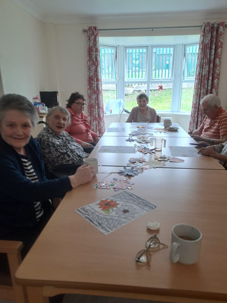 Silverline_Care's tweet photo. Chestnut lodge having therapeutic arts &amp; crafts sessions and a visit from Bakerend academy who helped create beautiful felt flowers 🌺 https://t.co/eshqvNeaif