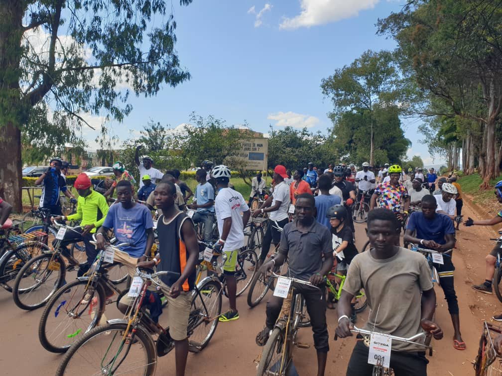 Ikiriho's tweet photo. 🚴[#GitegaTour2023]

Cet événement s'inscrivait dans le cadre de la #WorldBicycleDay, célébrée tous les 3 juin. En plus de @BelgiumInBuja, il a vu le soutien de divers partenaires dont la province de @Gitega, la @Burundi_Police, la @croix_rougebdi et des société privées 
#Burundi https://t.co/phsyZ2FlHs