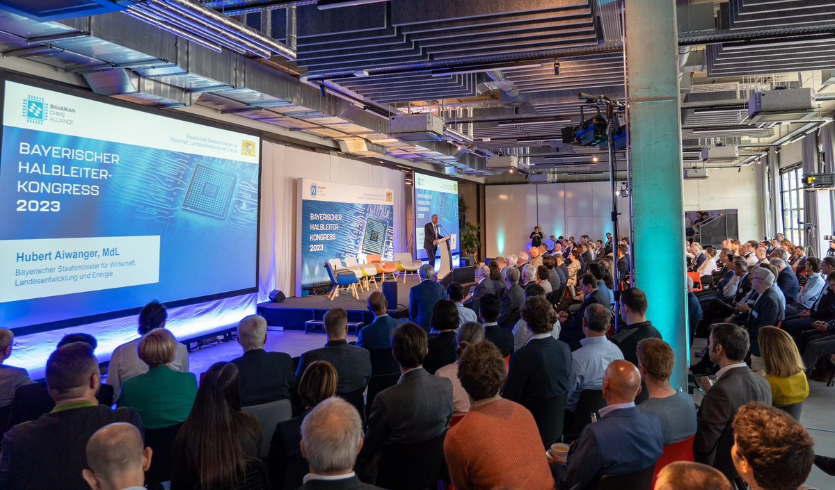 👋🏼 Guten Morgen! Die Woche beginnt mit unserem 2. #Halbleiter-Kongress. 

⛔️ Ohne #Chips geht in der Wirtschaft schon lange nichts mehr. Deshalb kümmern wir uns darum, den Halbleiter-Standort #Bayern zu stärken.