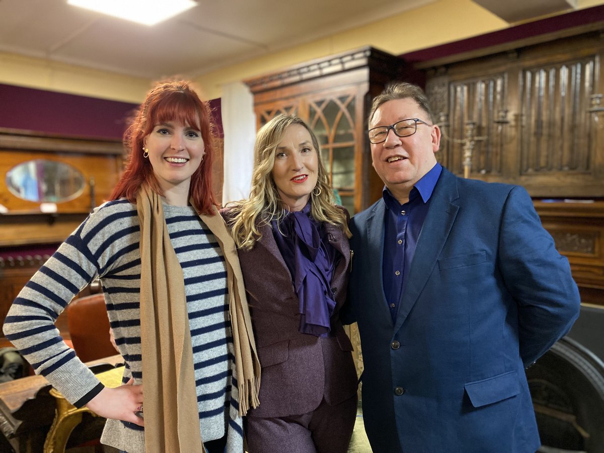 BBCBargainHunt's tweet image. Morning #BBCBargainHunt! 🔴🔵 

While the teams go head-to-head at an antiques centre in #Hemswell #Lincolnshire, @hawley_caroline will be visiting a local workshop to shine a light on some remarkable upcycling 🕰️ 

New episode today at 12.15pm on @BBCOne ⏰ 📺