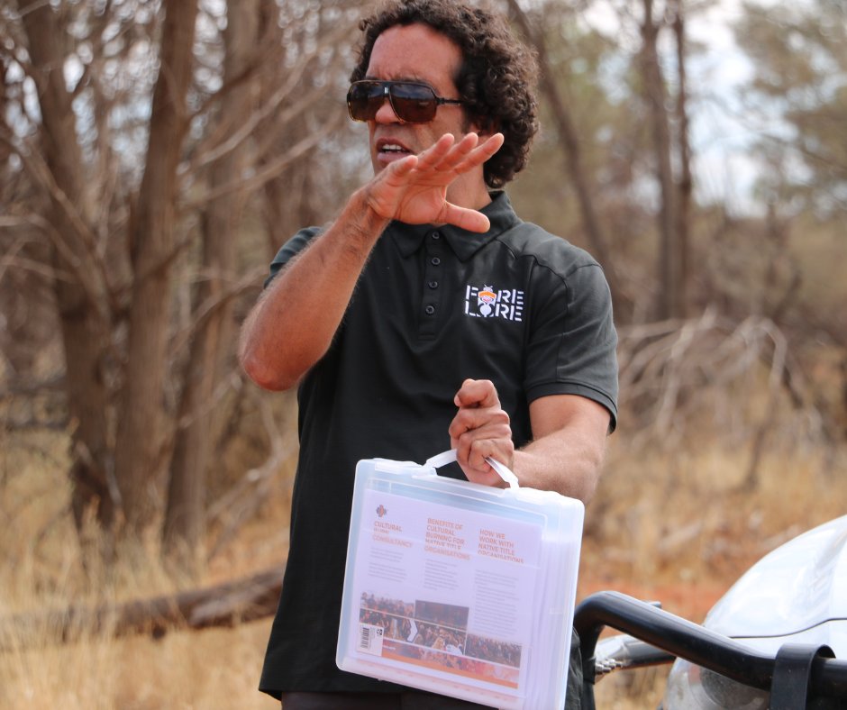 SQLandscapes's tweet photo. π₯ // The #FireLore tour continued to #Thargomindah, with #Githabul fire practitioners Uncle Rob Williams and Robbie Williams connected with the #Kullilli mob along the banks of the Bulloo River. Learn more: π https://t.co/0ctjK1LAyW https://t.co/lb2HjIuJNx
