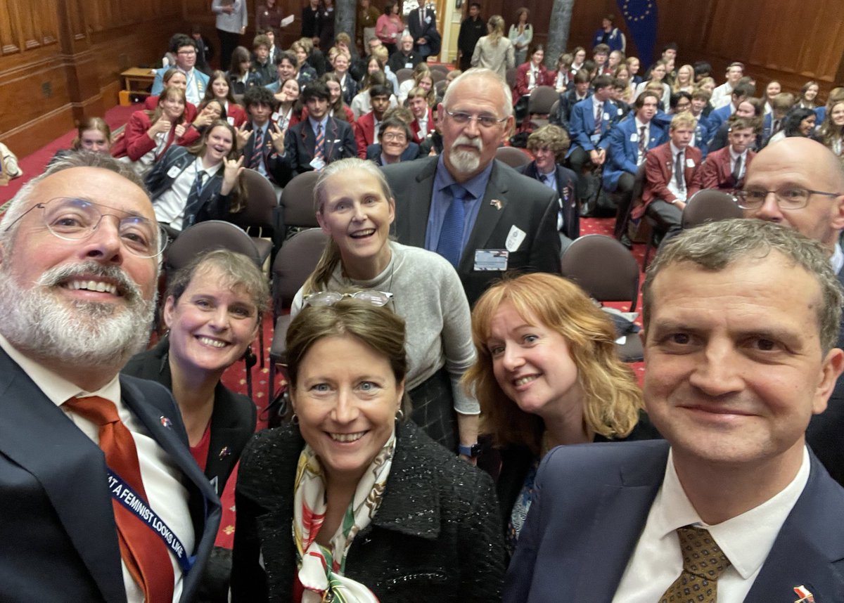ArdvanderVorst's tweet image. #TeamEurope🇪🇺 on the road and part of the start of #ModelEU in Wellington!  
New Zealand students discussing the EU&apos;s efforts to reduce the impact of climate change and energy use ♻️🌱
#EUGreenDeal #REPowerEU
🙏🏻Thank you Sarah Pallet for hosting us @NZParliament #StrongerTogether