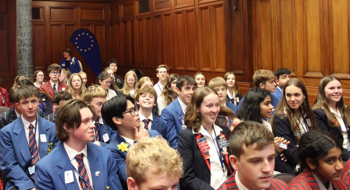 ArdvanderVorst's tweet image. #TeamEurope🇪🇺 on the road and part of the start of #ModelEU in Wellington!  
New Zealand students discussing the EU&apos;s efforts to reduce the impact of climate change and energy use ♻️🌱
#EUGreenDeal #REPowerEU
🙏🏻Thank you Sarah Pallet for hosting us @NZParliament #StrongerTogether