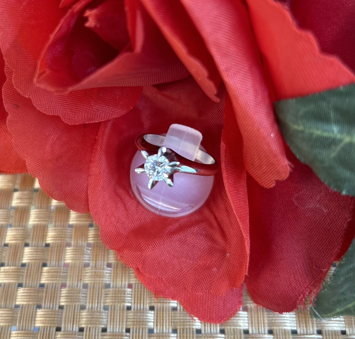 GR92189532's tweet photo. こんにちは^ ^エブリデイゴールドラッシュ北本店です♪
先日しましたダイヤリング💍です😊この輝き、憧れますね✨✨✨
#エブリデイゴールドラッシュ北本店
#北本
#桶川
#買取
#リユース
#ダイヤ
#ジュエリー
#貴金属 https://t.co/Xwty9pNpwr