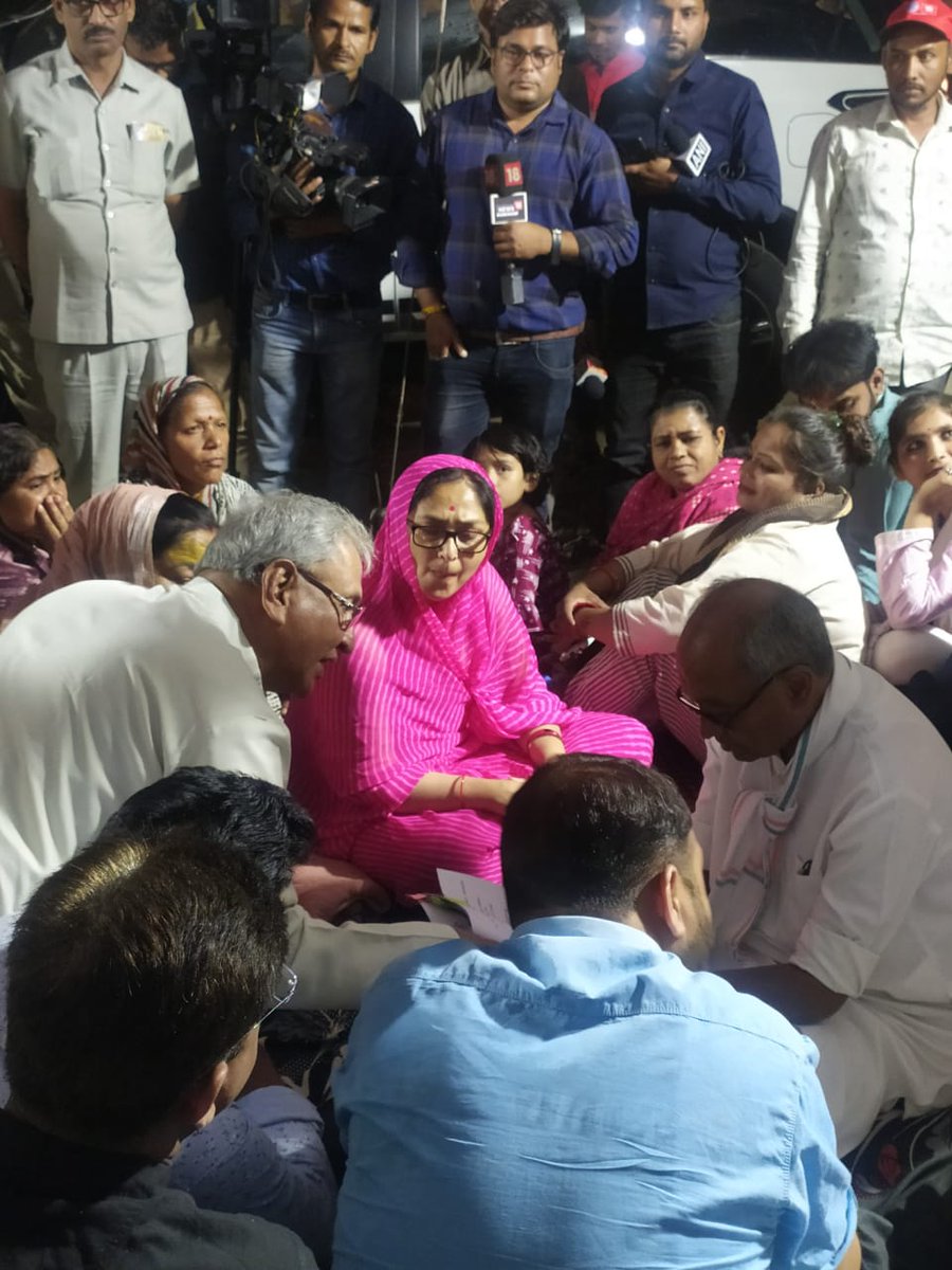 INCMP's tweet photo. भोपाल के कोलार सिक्सलेन मामले में मकानों की तोड़-फोड़ के विरोध में पूर्व मंत्री एवं विधायक पीसी शर्मा के नेतृत्व में धरना प्रदर्शन किया गया।

धरना प्रदर्शन में पूर्व मुख्यमंत्री एवं राज्यसभा सदस्य दिग्विजय सिंह जी शामिल हुए।

@pcsharmainc @digvijaya_28 https://t.co/32OBbNXleF