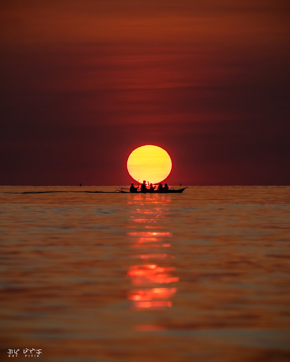 A SERENDIPITOUS ENCOUNTER 🌅

A resident from Baybay, Leyte captured this breathtaking sunset as it gracefully descended below the horizon, casting a warm golden glow upon the ocean waves and a group of individuals aboard a boat in the Camotes Sea.