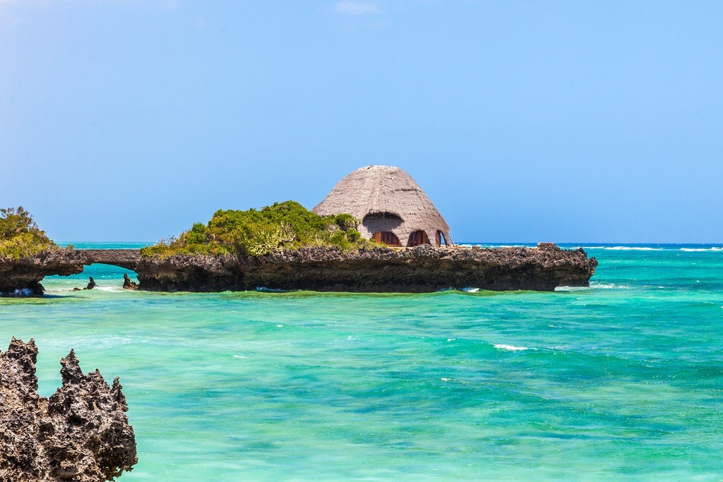 Feeling like a true castaway in paradise on Chale Island's private Suite on the Rocks. The only sounds you'll hear are the gentle waves and the occasional bird chirping. 🌊🦜 It's the perfect escape to recharge and unwind.😎

#sandsatchaleisland #beaches #beachwaves #instatrave…