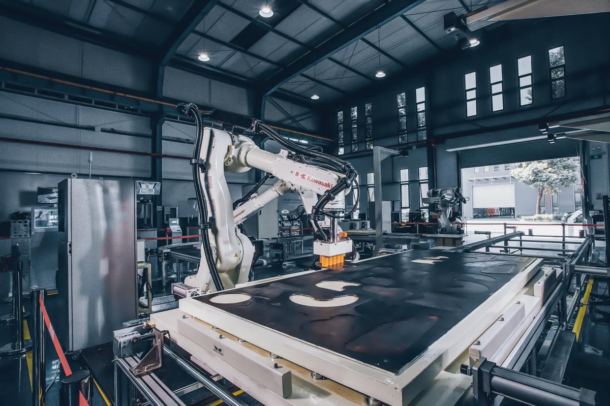 🎓 #KnowledgeMonday: What's the difference between industrial robots and cobots? 

Learn more about the differences in our blog: eu1.hubs.ly/H03RJsq0