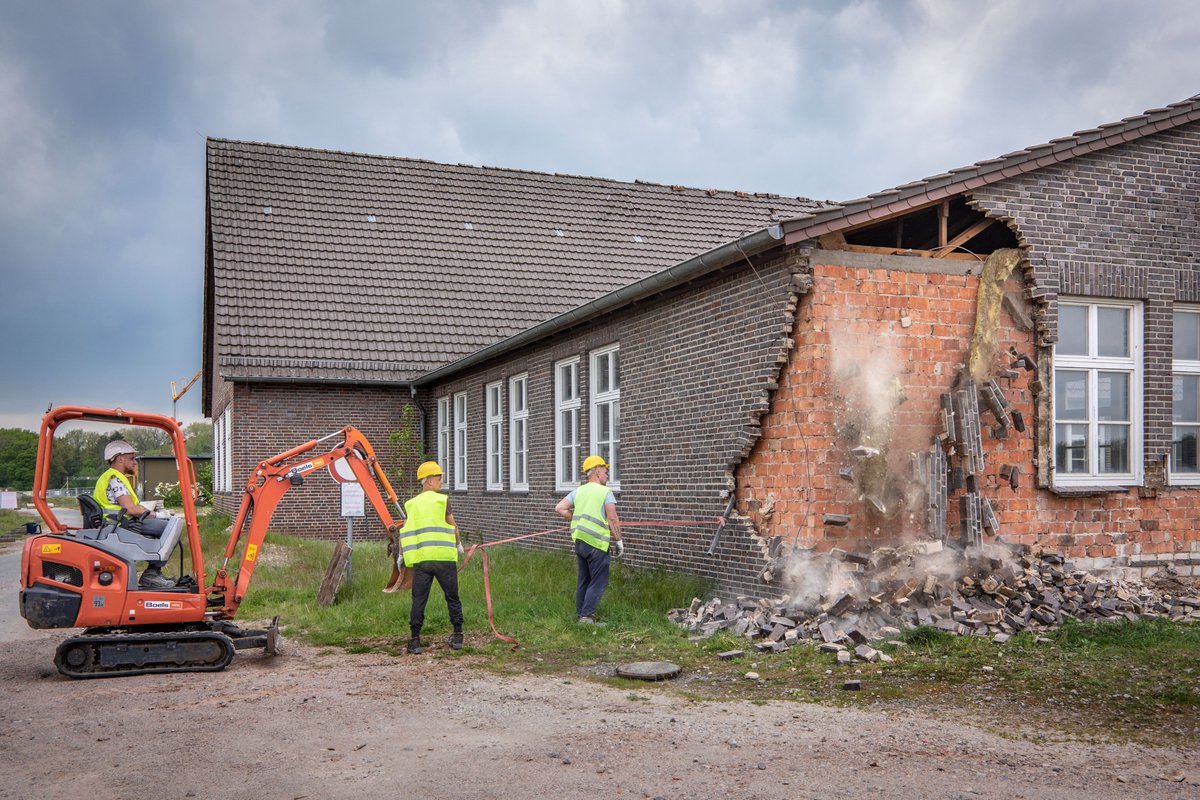 OldenburgKlima's tweet photo. Erfolg für die #Kreislaufwirtschaft in Oldenburg: Beim Abriss der alten Truppenküche auf dem #Fliegerhorst konnten rund 3.000m² Ziegel geborgen werden - diese stehen nun für neue Bauprojekte zur Verfügung.
Link zur Pressemitteilung: https://t.co/IssLF0xQRO https://t.co/V8PfjVcb1L