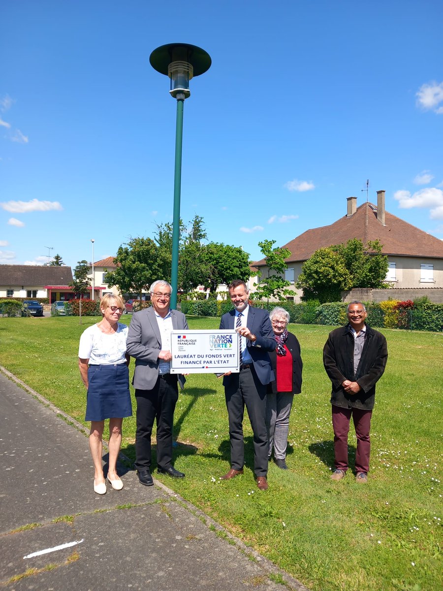 Prefet86's tweet photo. #FondsVert | l’État soutient les projets de #TransitionÉcologique portés par les collectivités
✅Rénovation de l'éclairage public à #LaChapelleViviers
✅Rénovation de l'école de #Fleix https://t.co/ZQtYaTKq4c