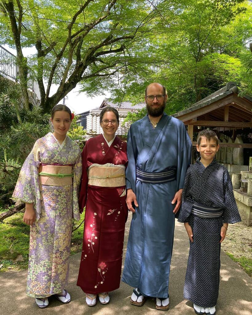okeikoJapan's tweet photo. "kimono,tea ceremony,calligraphy, and amulet making".
They are our first guest from Slovak Republic.
Children love Japanese animes.
They are so lovely and smart! #okeikojapan  #kimomo #calligraphy #teaceremony https://t.co/j4pytQSNAE