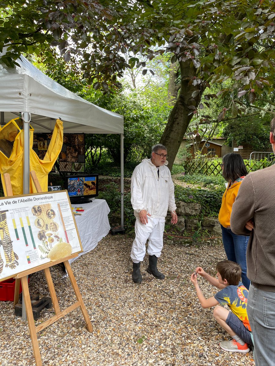 Nogent94130's tweet photo. À l’occasion de la Journée mondiale des #abeilles, le #rucher de Nogent vous a ouvert ses portes avec succès 🙌
Venu nombreux, les visiteurs ont pu observer l'organisation d'un rucher aux cotés de l'association "Bien vivre à Nogent"🐝

Pour en savoir plus👉https://t.co/lBe5JKZw7B https://t.co/Ujm9hf4yss