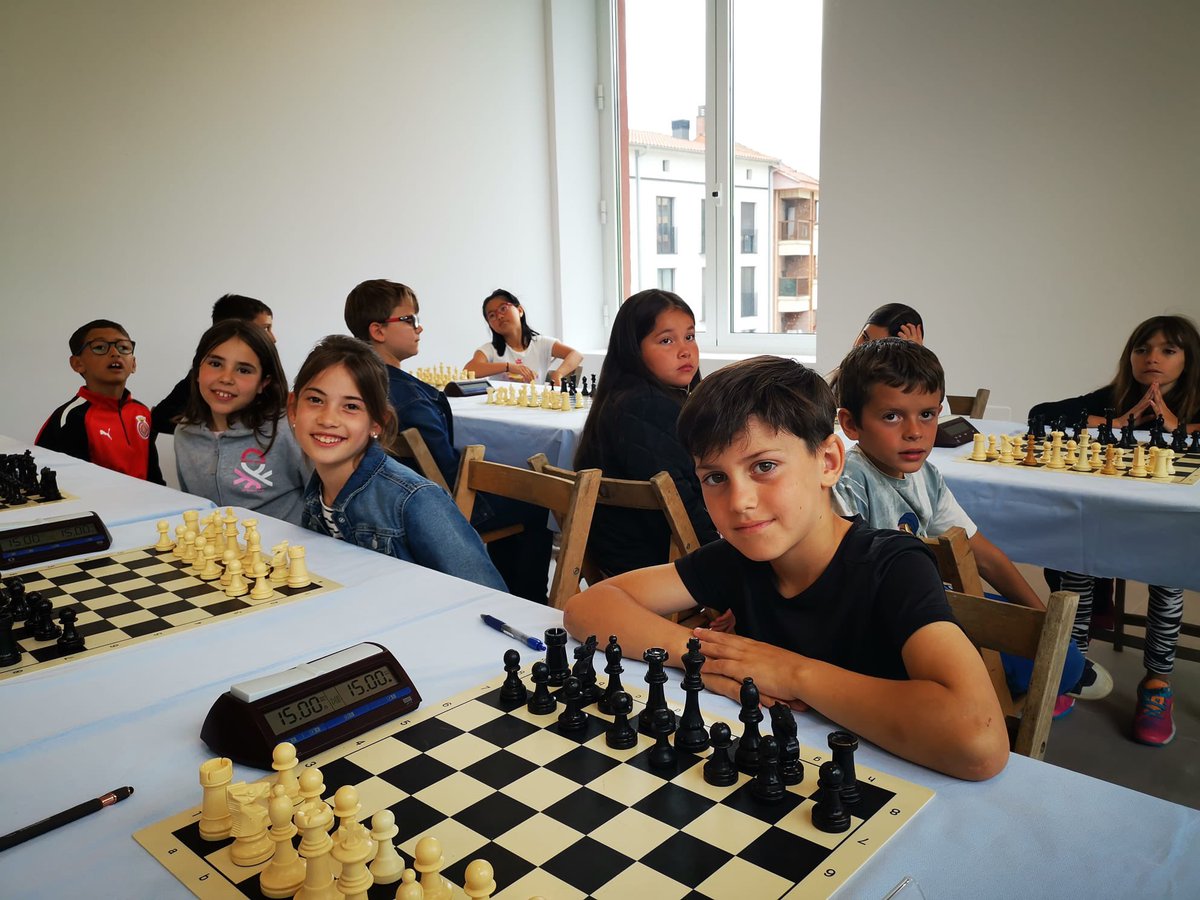 EpiaOlot's tweet photo. ENS AGRADEN ELS ESCACS! Dissabte passat els alumnes de 3r i 4t de l'escola van participar en un campionat interescolar d'escacs. ♟️
#escolapiaolot #etapa7-12 #familiaescola #aprenemjunts #summem https://t.co/h8ydtuozru
