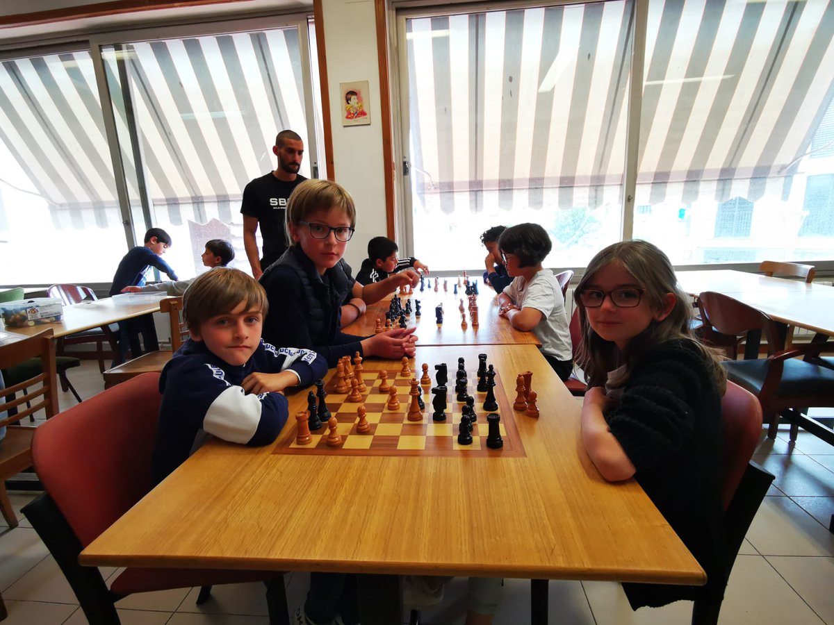 EpiaOlot's tweet photo. ENS AGRADEN ELS ESCACS! Dissabte passat els alumnes de 3r i 4t de l'escola van participar en un campionat interescolar d'escacs. ♟️
#escolapiaolot #etapa7-12 #familiaescola #aprenemjunts #summem https://t.co/h8ydtuozru