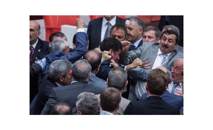kamudanbilgi's tweet photo. Sinan Oğan kendisine saldıran AKP'li vekillere "Ak itler" demişti. Şimdi oraya mı gidiyor. https://t.co/vOmQrkiKRl https://t.co/tbjN8cVeYo
