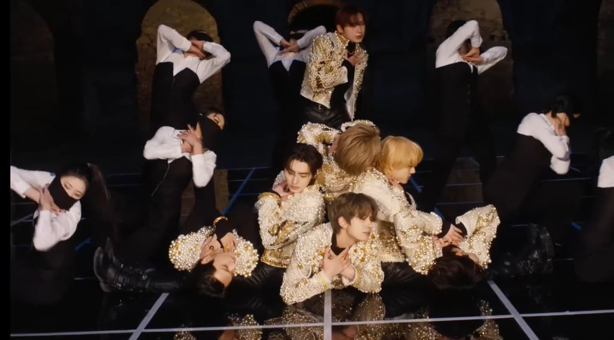 THAT IS A GODDAMN MASTERPIECE SOTY BITE ME!! 🩸 ENHYPEN YOU ALWAYS AMAZED THE HELL OUT OF ME!!!