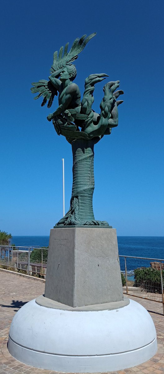 For #MonumentMonday This Aviation Memorial Monument entitled The Fall of Icarus at Chania🇬🇷 *might need a click* 🗽🗿