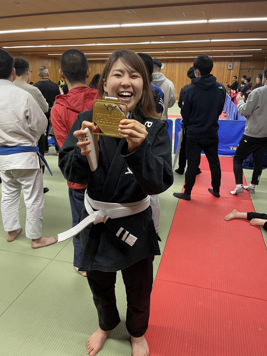 柔術をはじめて丁度2ヶ月☀️
初めての試合！
めちゃくちゃ緊張したけど、勝つことができました🏅練習とは全然違って、はじめパニくったけど、とてもいい経験になりました🌟
応援しあうのもとても楽しかった！！
ありがとうございました✨