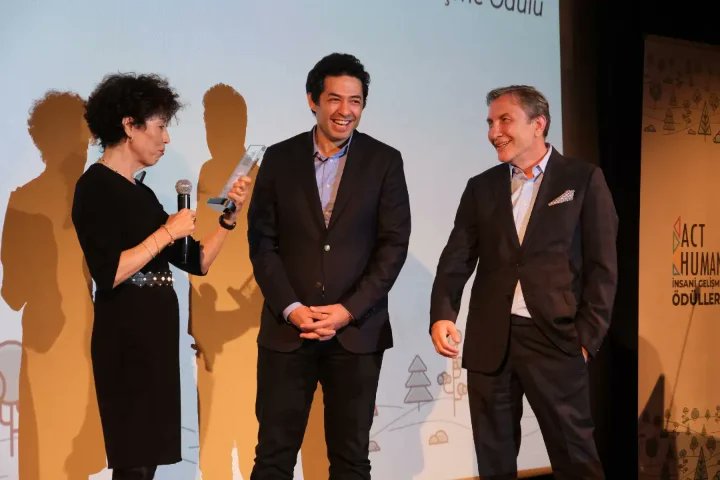 ActHuman İnsani Gelişme Ödülleri, Pera Müzesi'nde sahiplerini buldu. 💙

UNDP İyi Niyet Elçisi <a href="/mert__firat/">Mert FIRAT</a>, İhtiyaç Haritası ile Şubat depremlerinin ardından bölgede ilk günden bugüne sunduğu katkılardan dolayı “Depremle Mücadelede Fark Yaratanlar” ödülüne layık görüldü.