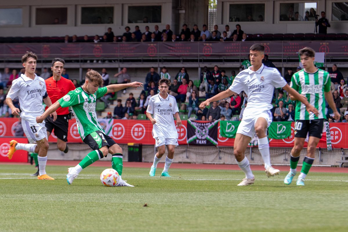 7Angelortiz's tweet photo. Nos lo hemos dejado todo. Nada nos hacía más felices que llevarnos esa Copa a Sevilla para seguir haciendo historia en el club. 

Aún así, creo que hemos llevado al Real Betis donde se merece estar, entre los mejores de España. 

Gracias a todos esos béticos. Volveremos.💚 https://t.co/GWQxYuqh5o