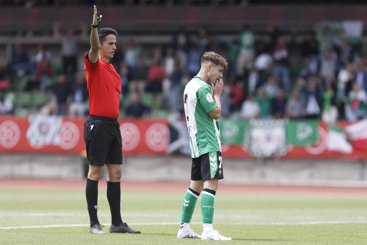 7Angelortiz's tweet photo. Nos lo hemos dejado todo. Nada nos hacía más felices que llevarnos esa Copa a Sevilla para seguir haciendo historia en el club. 

Aún así, creo que hemos llevado al Real Betis donde se merece estar, entre los mejores de España. 

Gracias a todos esos béticos. Volveremos.💚 https://t.co/GWQxYuqh5o