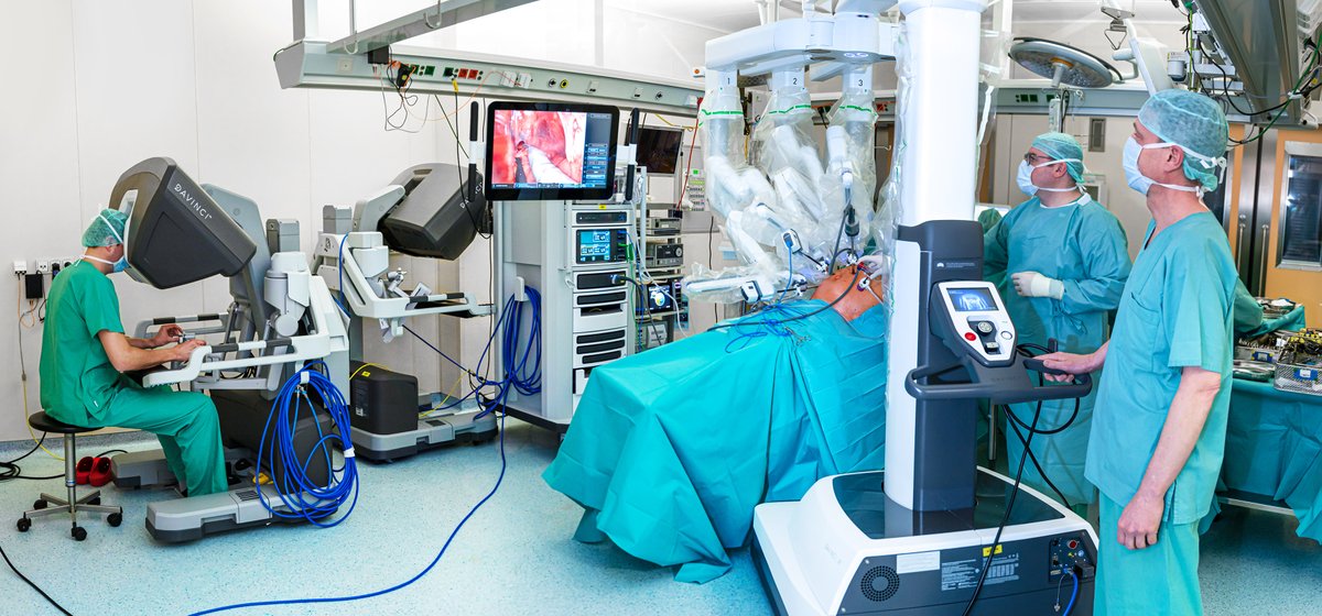Von der Speiseröhre bis zum Enddarm: Patient:innen mit Erkrankungen des Bauchraumes können seit Anfang des Jahres auch mit dem #daVinci-OP-Robotersystem der neuesten Generation operiert werden.
#Viszeralchirurgie #Chirurgie #VGEC #Roboter #Onkologie #Krebs
medizin.uni-halle.de/news/neuer-op-…