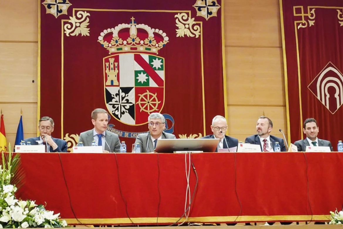 El pasado viernes se celebró la graduación de la @FEdCR_oficial . Gracias a quienes nos acompañaron en el acto y enhorabuena a los nuevos graduados y graduadas @uclm_es @JMChicharro @RCuevasCLM @dvicentego