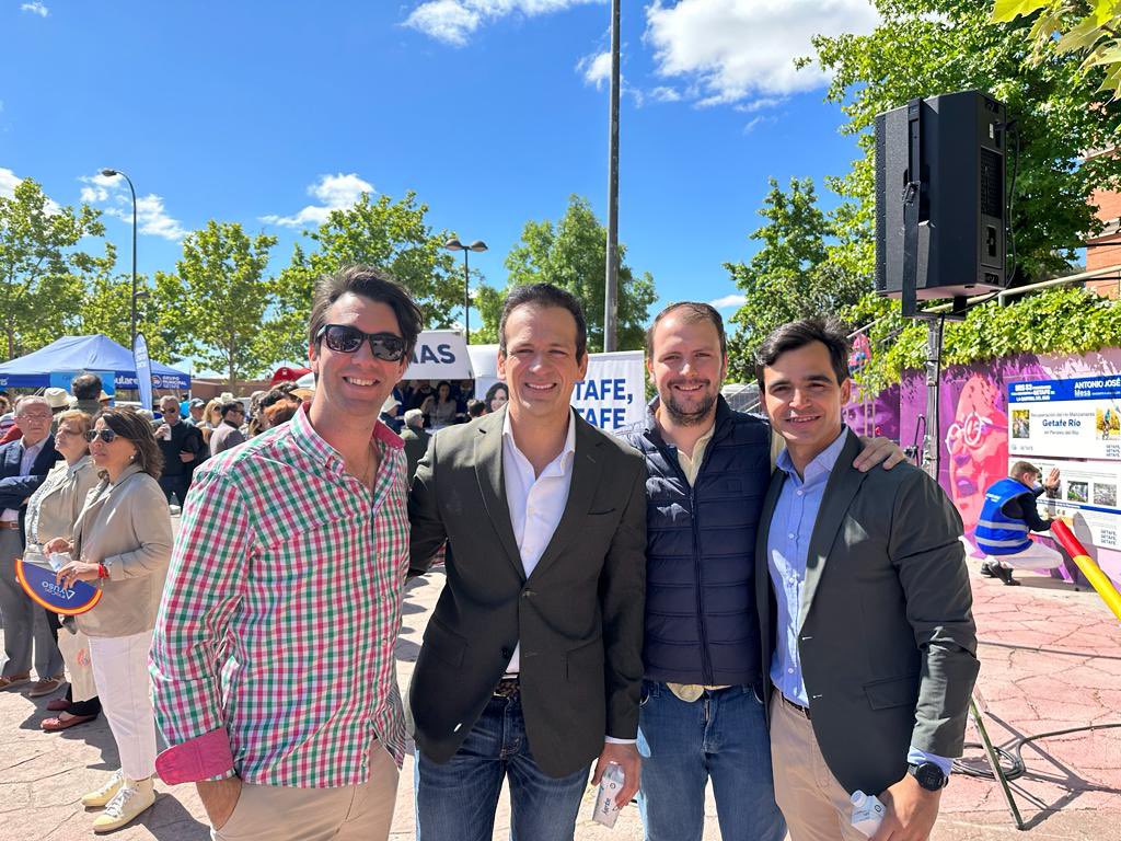 Getafe se merece un cambio. Getafe se merece unos gestores honrados, decentes, que creen en las personas. Getafe mira al cambio con grandes amigos como <a href="/AJMesaGarrido/">Antonio José Mesa</a> y <a href="/chemalorenzo1/">José María Lorenzo</a> . Sois los mejores!! Ahora.. a por todas!! <a href="/ppmadrid/">PP Comunidad de Madrid</a> <a href="/ppgetafe/">PP Getafe</a> 
#Getafe #PartidoPopular