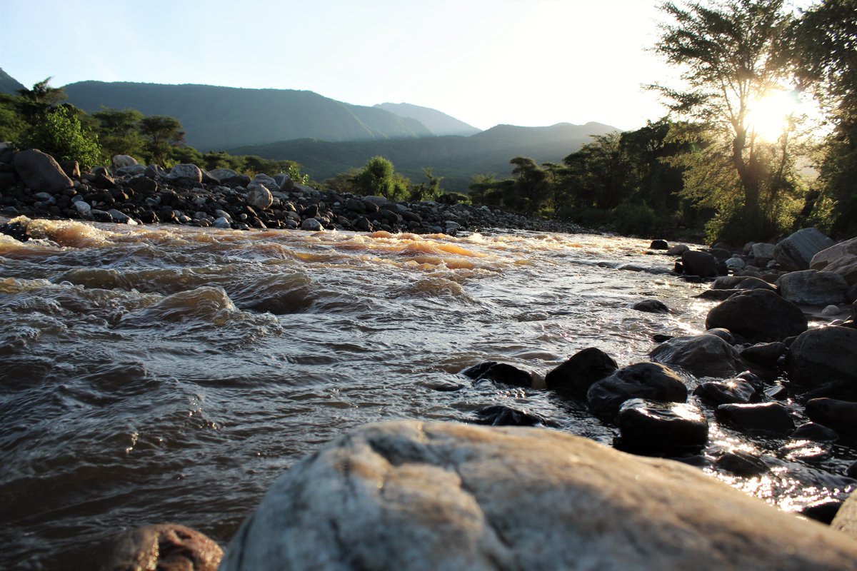 Picturesque sunset at Nguruman, Loita in Magadi Kenya.

📷<a href="/nevzke/">Ng'ambwa🎦</a>
📌Magadi, Kenya🇰🇪

#rivers #sunset #hills #countryside #ladscape #photo #photography #photooftheday #picoftheday #picture #land