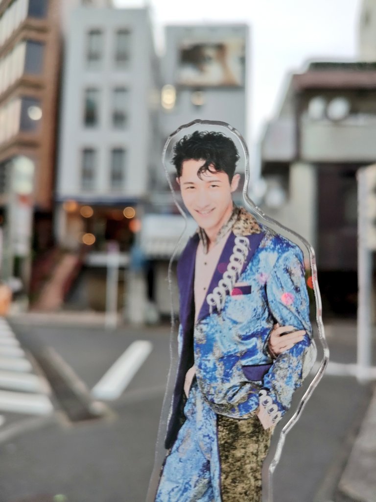 yzhirova's tweet photo. 岩本くんソロ看板見に来た💛
テレ朝から向かったら、真横に出てしまって一瞬分からなかった💦TSUTAYAの交差点から見えるように出来てるのね!
嬉しさのあまり阿部くんも駆けつけてみた🏃🏻♂️🎶
#EYE01 #岩本照
#阿部亮平
#挑め自分らしさに https://t.co/w4ZOYGkNbX
