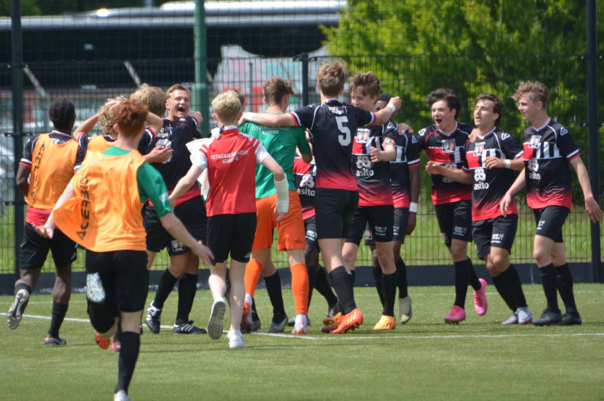 PROMOTIE NAAR DIVISIE 1! 🏆

Enorm trots ben ik op de spelers en staf die een seizoen lang hebben geïnvesteerd en hun eigen en elkaars ontwikkeling, met als kers op de taart een promotie op de laatste speeldag naar het hoogste niveau van NL!

❤️⚽📈🫂🏆