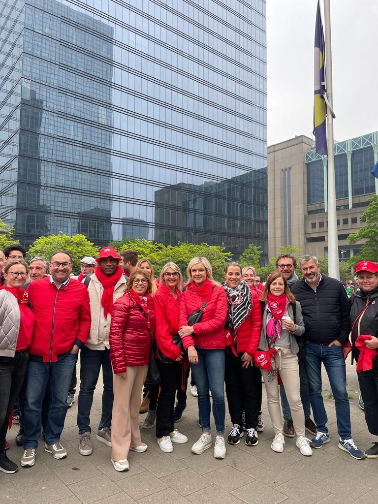 Sur place pour afficher notre soutien aux travailleurs et travailleuses de #Delhaize ✊

#22mai #ManifestationNationale