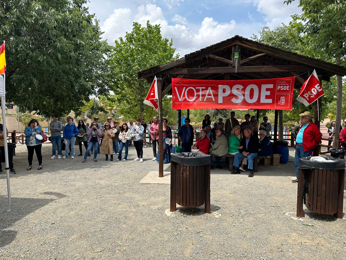 PSOE_Cobisa's tweet photo. Día maravilloso el de ayer disfrutando de una caldereta junto a nuestros vecinos y vecinas de Cobisa. No faltaron las risas, debates y anécdotas compartidas entre todos.
Esto nos une a conocernos, algo fundamental para un buen futuro. Sin duda, Cobisa está en buenas manos!!
#PSOE https://t.co/YGAw0yerNW