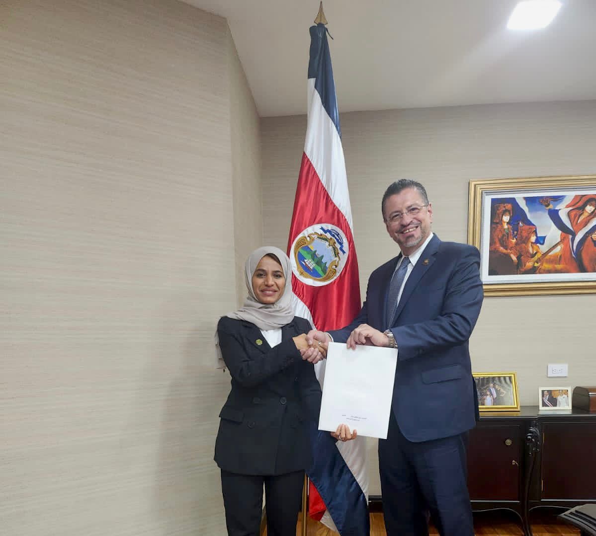 صاحب السمو الشيخ محمد بن زايد آل نهيان، يرسل رسالة خطية إلى فخامة رودريغو تشافيز، رئيس جمهورية كوستاريكا، تتضمن دعوة رسمية للمشاركة في مؤتمر الأطراف في اتفاقية الأمم المتحدة الإطارية بشأن تغير المناخ (#COP28) المقرر عقده بمدينة إكسبو دبي في شهر نوفمبر المقبل.