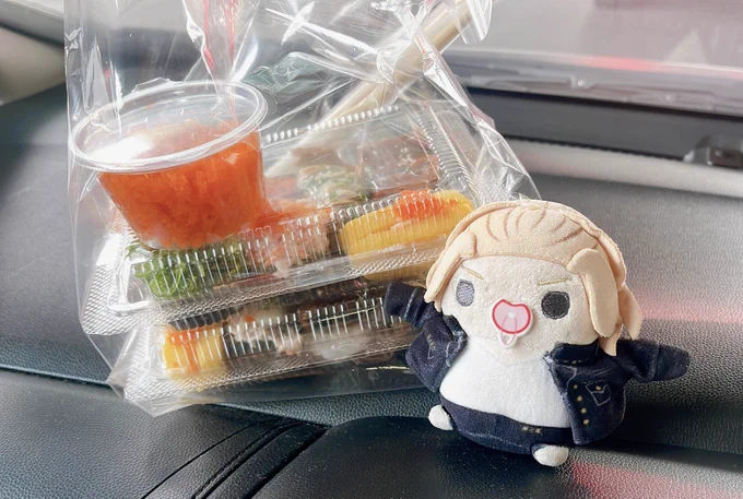 แม่เลี้ยงขอบคุณที่กี้ไปช่วยขายของเมื่อวานนี้ด้วยชุดซูชิพิเศษไข่กุ้งหรูหรา 