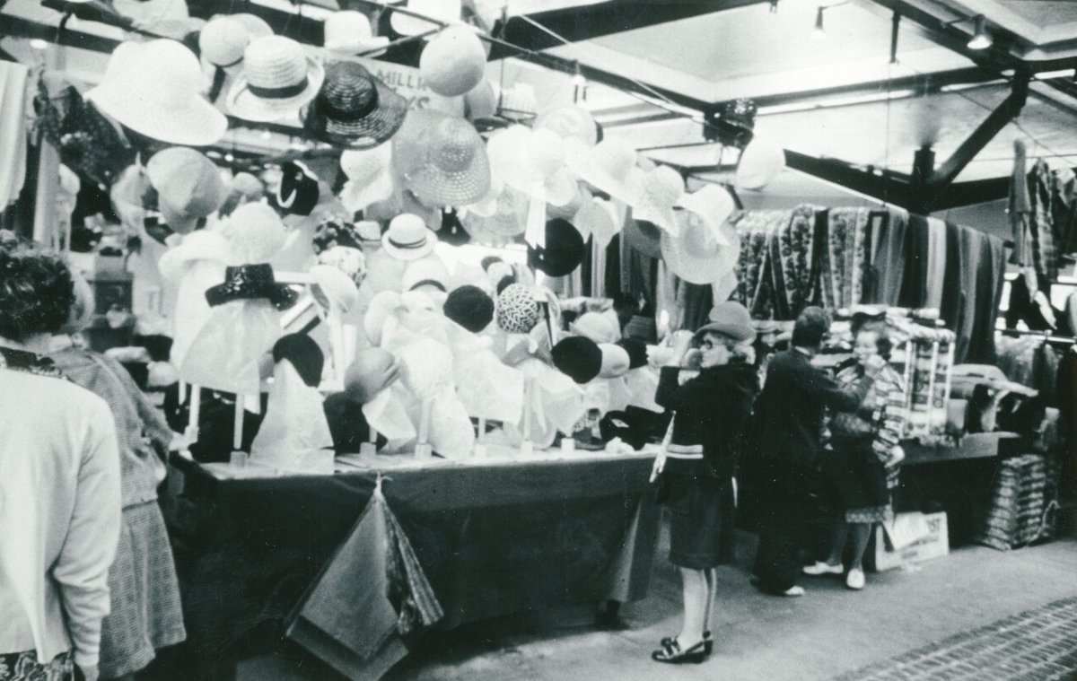 Photographs, armour, sweets, textiles, shoes, maps & more!  So much to explore in our #Leicester Collections for #LocalHistoryMonth & #EYALocal 🍭👢🗺️⚔️👇🏽specialcollections.catalogue.dmu.ac.uk/collections/Le…
Image: Leicester Market c 1965
@explorearchives @HistAss @DMUforlife @LibraryDMU #Heritage @dmumuseum