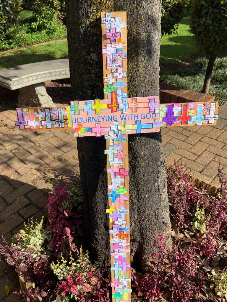 Our Gr 6’s finished off Catholic Schools’ Week by decorating a cross: they made little crosses, that they put on the big cross, with the name of an influential person in their lives, who plays a part in their journey with God.
