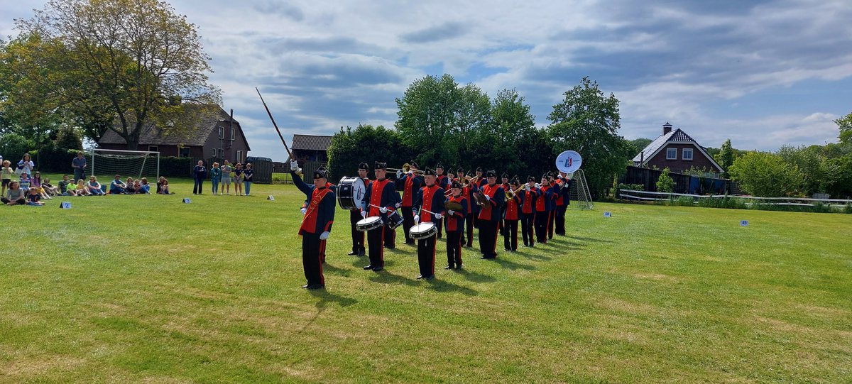 Zeer geslaagde presentatie van de nieuwe show "Millennium" door Jong Juliana. Trots op deze groep jonger toppers en hun instructieteam. 
@MarcusWiebenga
