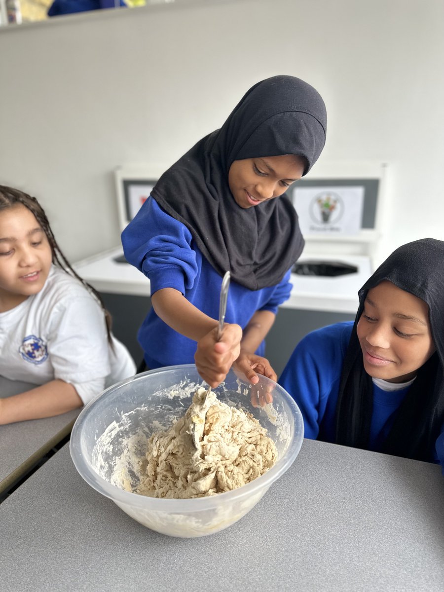 woodberrydownN4's tweet photo. 🥖🍞 This half-term, our Year 5's at Woodberry Down have embraced culture & seasonality by designing and baking their own bread! Take a peek at their yummy creations. 📸 Who knew learning could be so delicious? #WoodberryDown #DTProject #BreadBaking https://t.co/1LmbOFnL2d