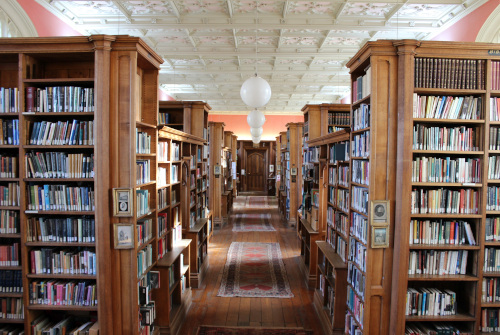 JiscLibraryHub's tweet image. Our #Library of the Week is the wonderful King's College Library, Cambridge – which has been in continuous existence since the foundation of the College in 1441!

Find out more and search their collections directly on Jisc Library Hub Discover: discover.libraryhub.jisc.ac.uk/about/librarie…