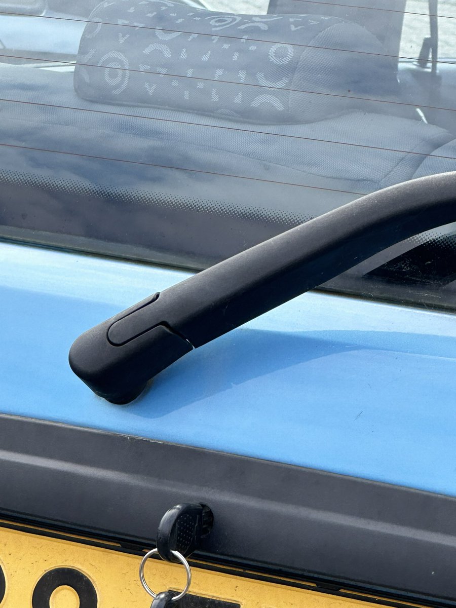 Ik heb dus een auto sinds een week.. maar ik vergeet continue de sleutel er uit te halen. Vanochtend 2 uur lang de sleutel zichtbaar in de auto laten staan op het marktplein. Gelukkig woon ik op Urk. 😂