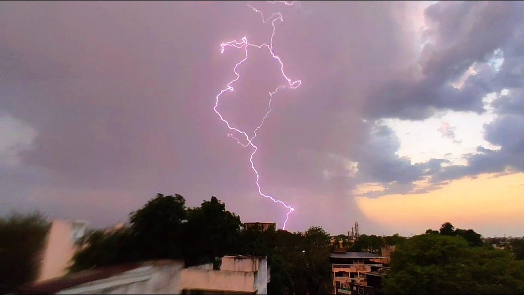 AChhatri01's tweet photo. Last Saturday......
#Indore #indorerains #lightningstrike 
@Cloudmetweather @CycloneAnalyser @GaikwadMantray @indiametsky @KachwalaAbizer @RainMan_NCR @SouravSaxena_17 @Monsoontv_india @SkyWatchUpdates @SkymetWeather @SkymetHindi https://t.co/2Huo9HNZbC
