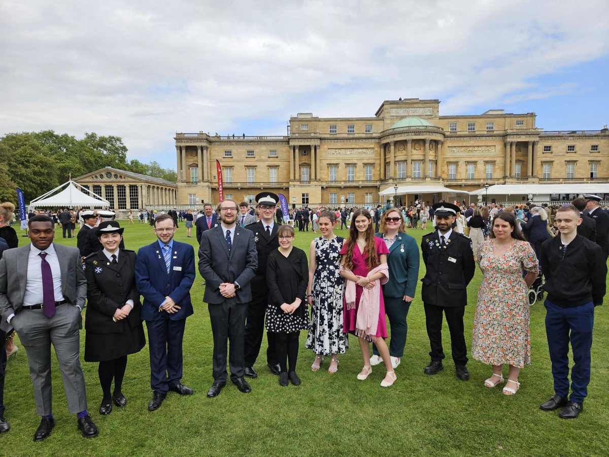 St John young people are amazing! 🎉

21 of our young volunteers celebrated achieving their Gold Duke of Edinburgh’s Award in Buckingham Palace Garden this weekend: bit.ly/3IwzFG0