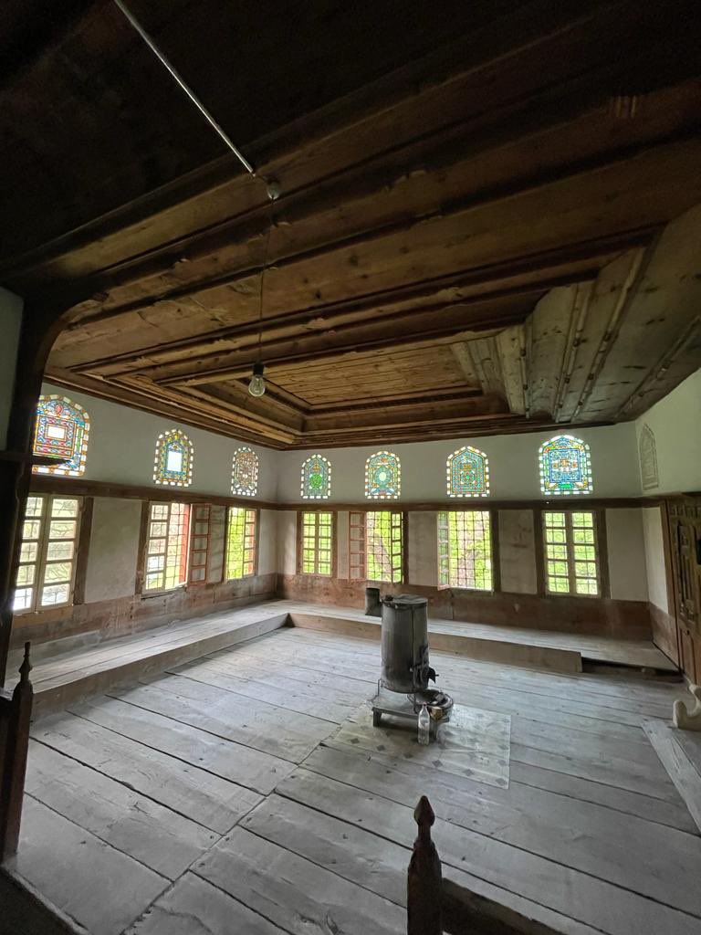 Mayıs 2022 / Mayıs 2023

Kastamonu Daday Balabanağa Konağı Başodası (1642/43)

Başodada, yapıyla birlikte inşa edilen sedirleri de artık görebiliyoruz. Türk evinde koltuk, dolap, sandalye satın almak / yenilemek gibi bir kavram yok, hepsi evle birlikte inşa ediliyor ve sabitler.