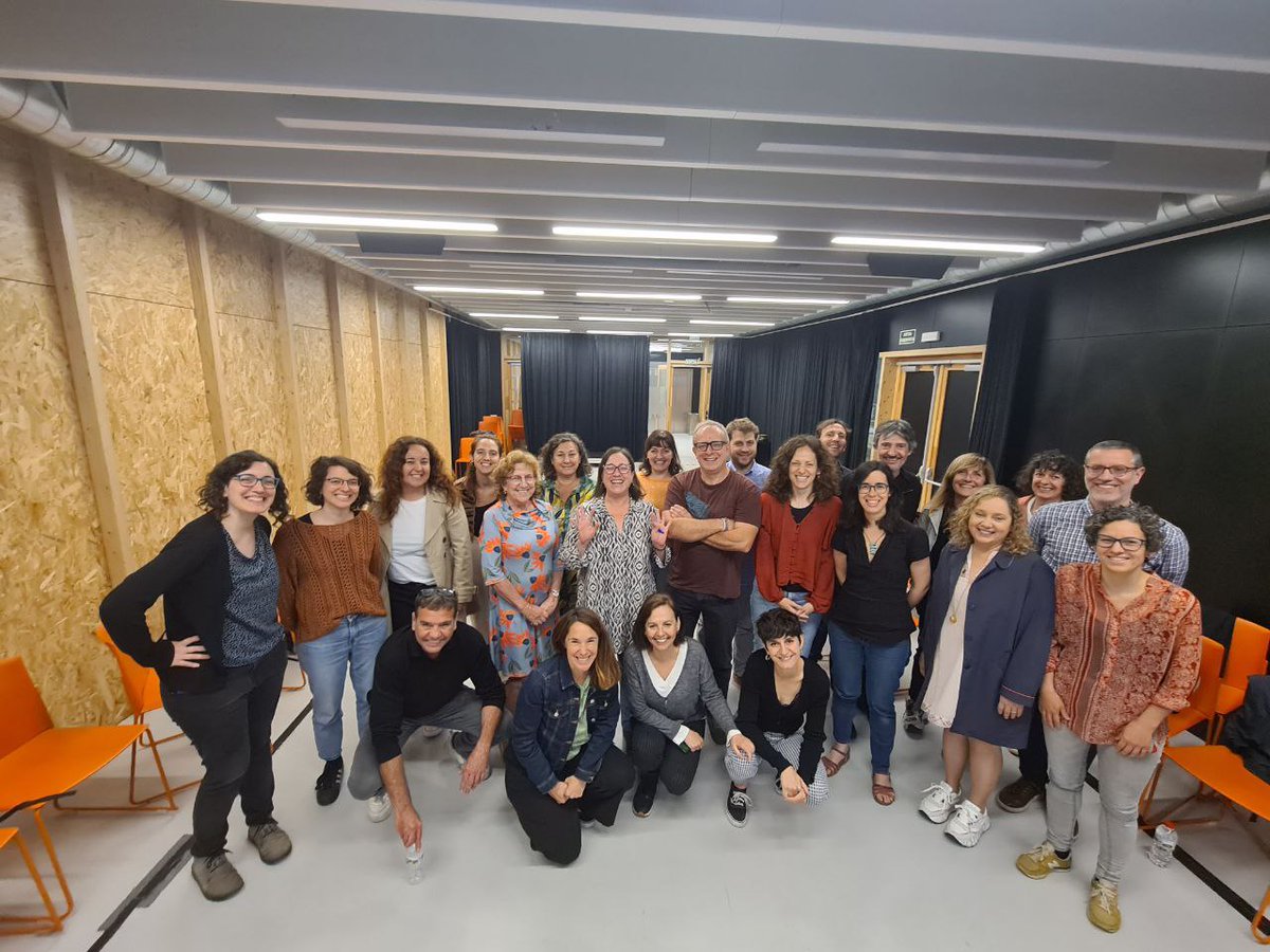 CCiutadana's tweet photo. Divendres passat, diversos grups de recerca van compartir les seves investigacions sobre l'augment temperatures 🌡️ en entorns urbans i el seu impacte en les persones.
🎯 L'objectiu, detectar complementarietats i oportunitats de recerca en el marc del #PladeReimpuls de l'Oficina. https://t.co/CMzxUxT9TC