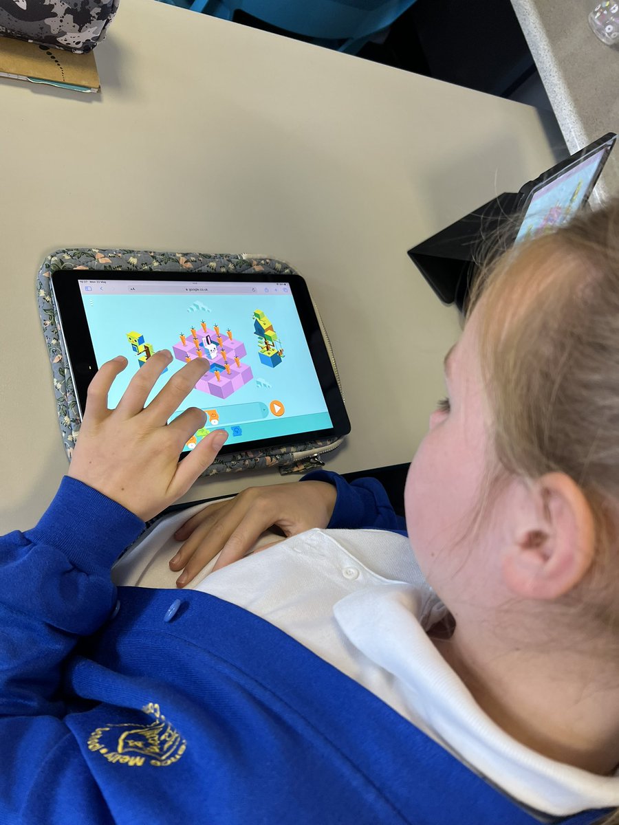 Flomellynews's tweet photo. 5T are using the coding technique to help the 🐰 collect all the 🥕🥕🥕!
#flomellyyear5 #flomellycomputing #mglcomputing https://t.co/mt6q5z75j3