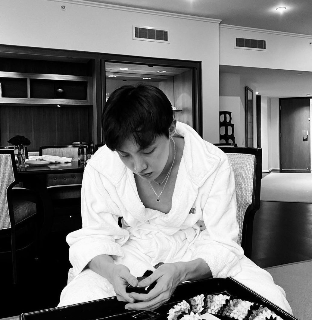 completed_i's tweet photo. ประท้วง ขอจริงจังในการเริ่มรณรงค์ให้บังทันอย่าใส่บ่อยได้ปะชุดนี้อะมันหล่อ https://t.co/cQ1k53w1zx
