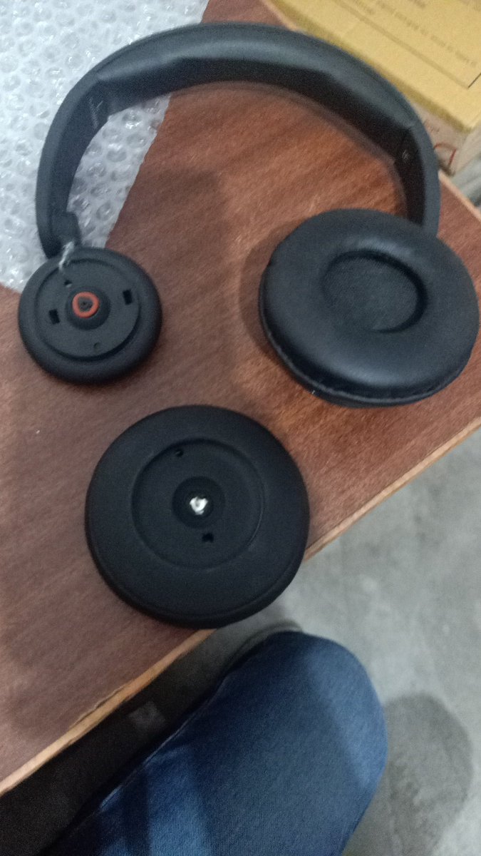 rumitranu's tweet photo. Please don't purchase a boat product because it's service is too bad. Recently I have sent my boat product in good condition to claim warranty but they sent to damaged product to me. See in pictures. https://t.co/ct8e9pfEgQ